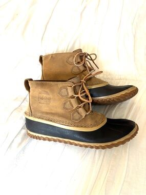 Sorel Womens Tan and Black Waterproof Lace-Up Duck Boots